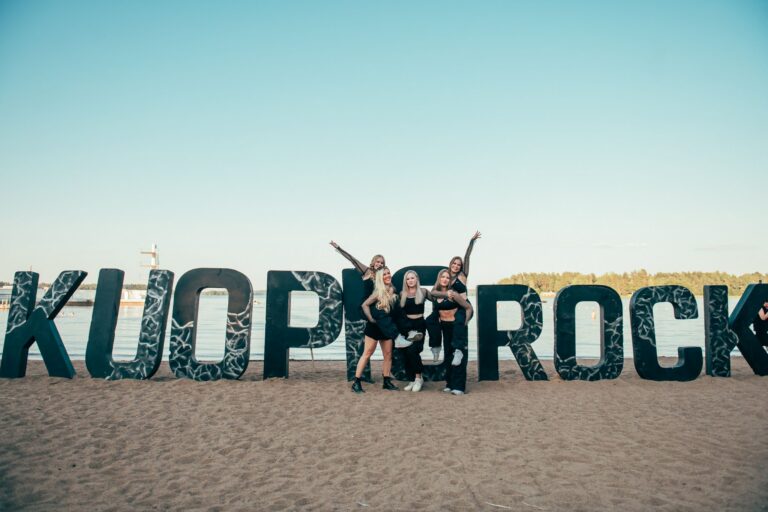 Kuopiorock-kirjaiten edessä rokkikansaa.