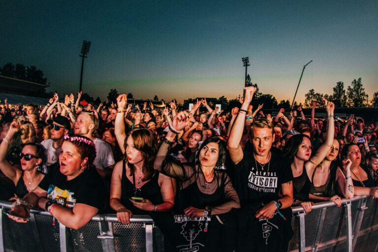 Rokkikansaa Kuopiorockissa.