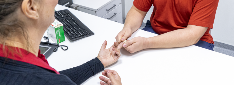 Nainen tulossa verenluovutukseen