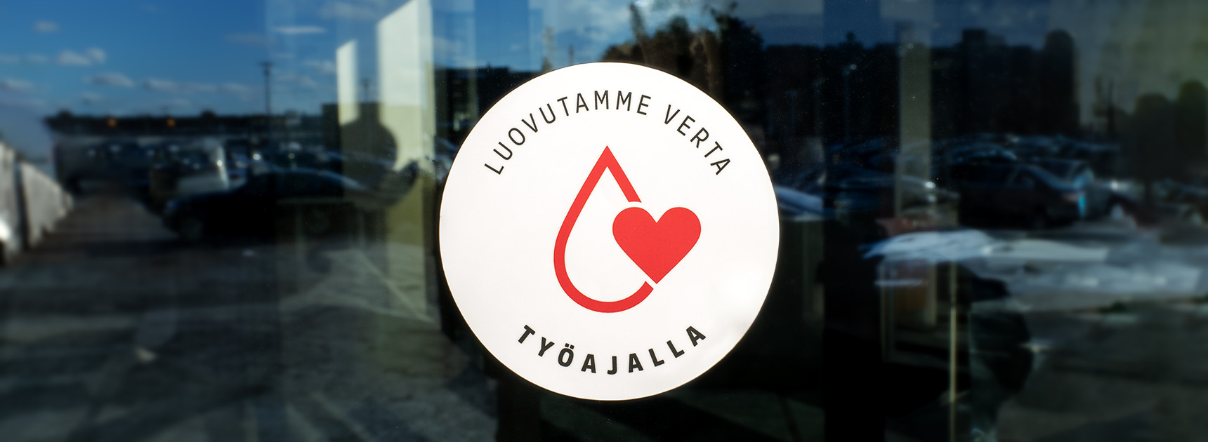 Blodtjänsts arbetsplatscertifikat klistermärket i företagsfönstret.