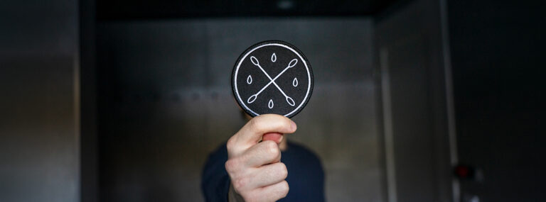 Stamcellsregistrets tygmärke i handen på en ny registrerad.