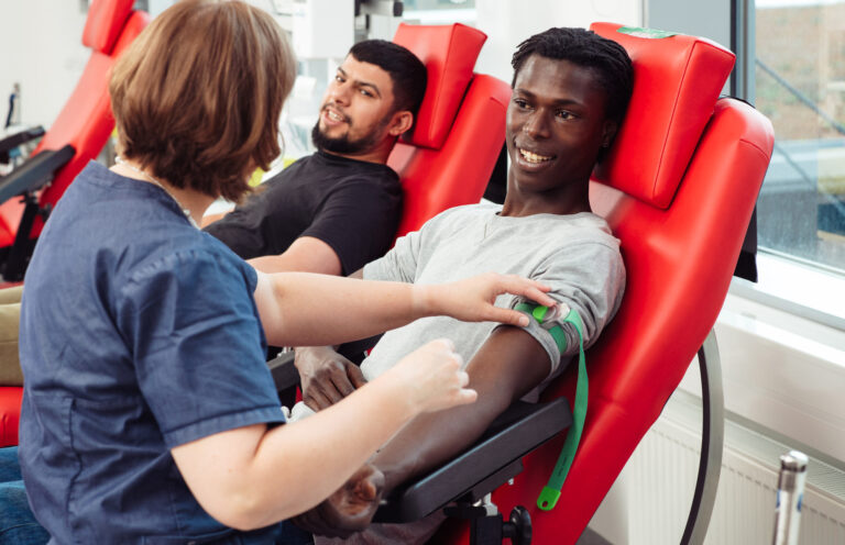 två blodgivare och en vårdare